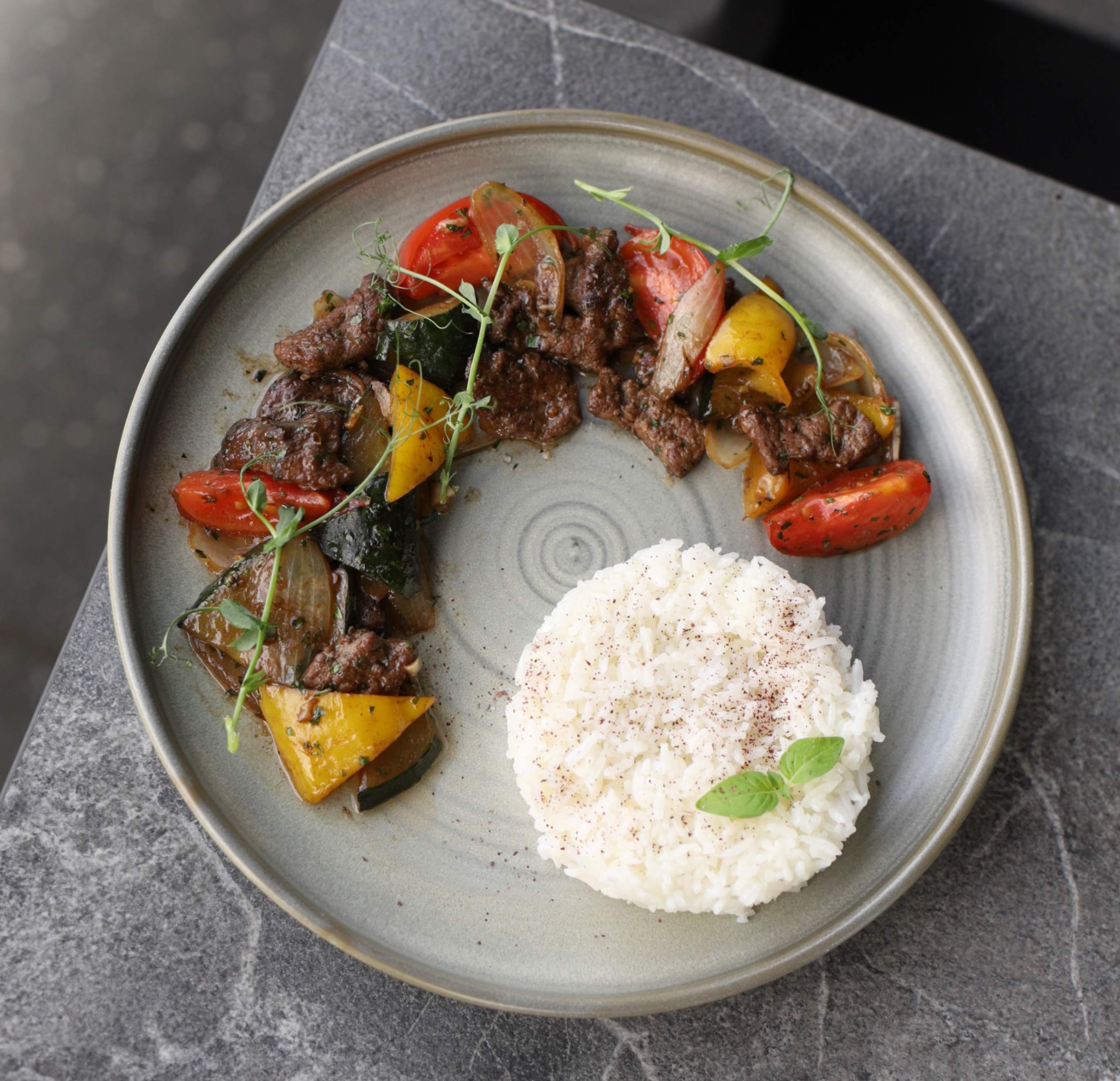 Жареная говядина с овощами и рисом