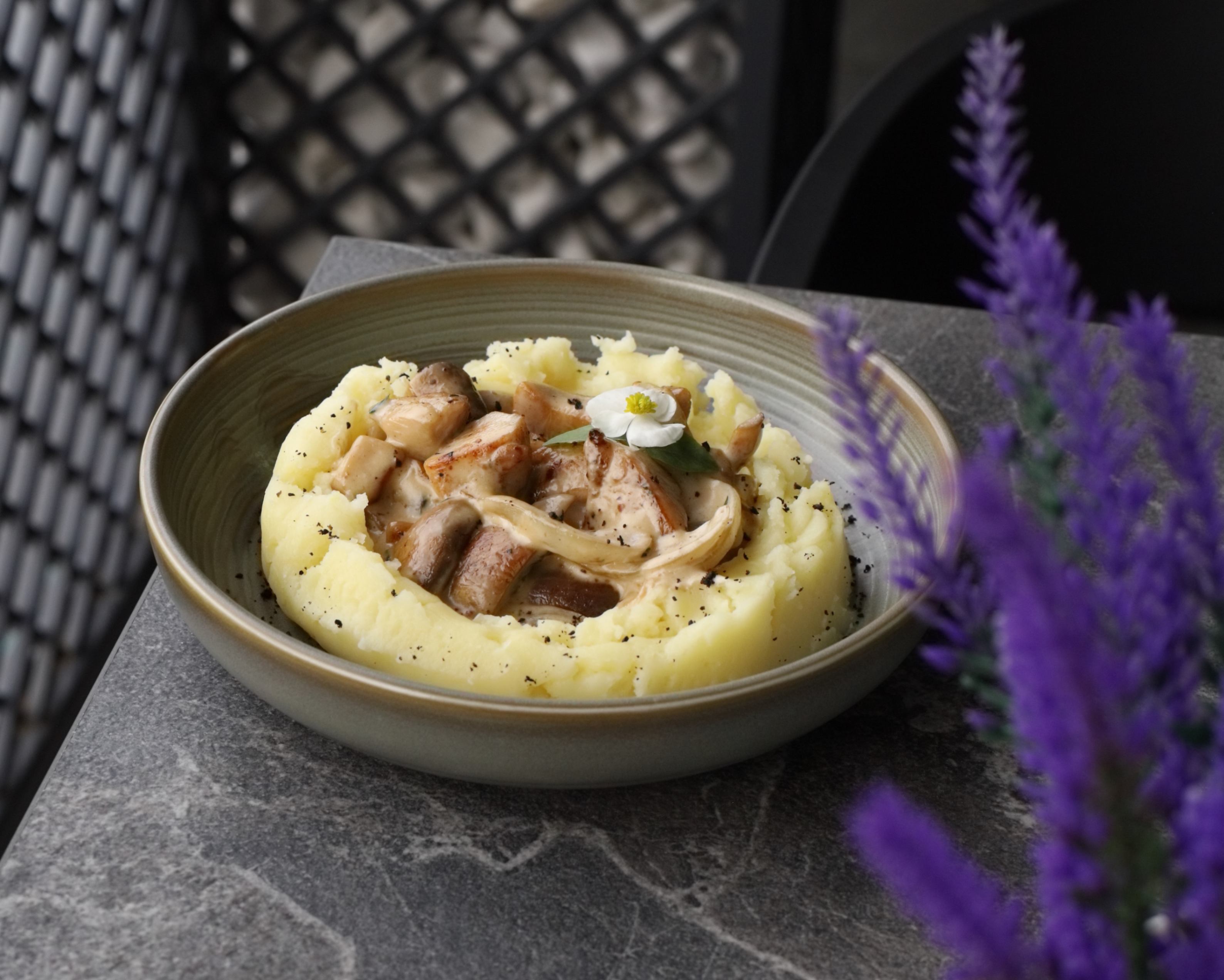 Курица с грибами под сливочным соусом с картофельным пюре и шпинатом